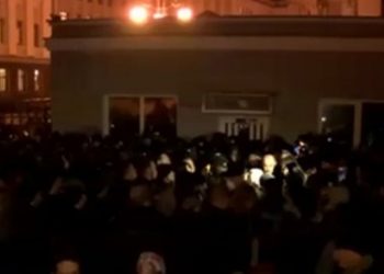 Бойцы батальонов штурмуют АП Украины