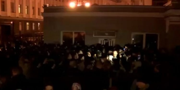 Бойцы батальонов штурмуют АП Украины