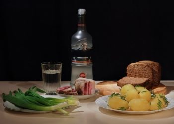 Алкоголь заставляет переедать
