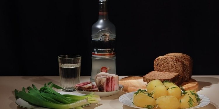 Алкоголь заставляет переедать