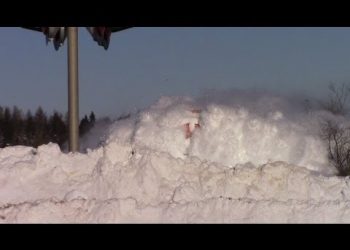 Видео с поездом, который проносится сквозь снег взорвало интернет