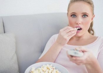 Эксперты выяснили, что заставляет людей больше есть