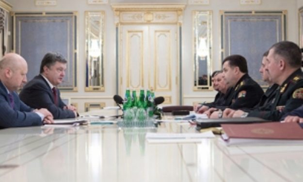 Президент Украины проводит совещание с силовиками