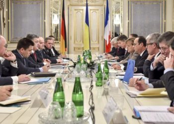 В пресс-службе Порошенко рассказали, о чем президент говорил с Меркель и Олландом