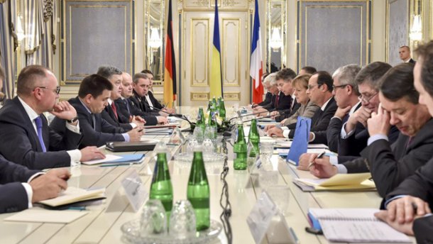 В пресс-службе Порошенко рассказали, о чем президент говорил с Меркель и Олландом