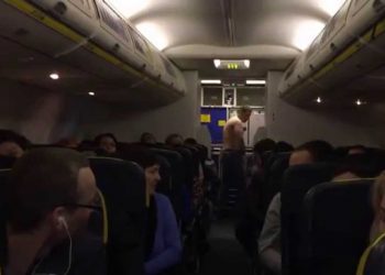 В сети появилось видео с пьяным пассажиром, из-за которого посадили самолет