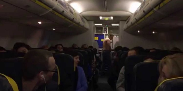 В сети появилось видео с пьяным пассажиром, из-за которого посадили самолет