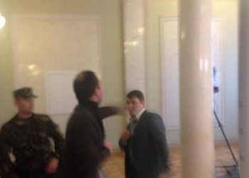 Появилось видео потасовки Соболева и Ивченко в Верховной Раде