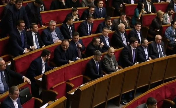 В ВР сегодня, десятого февраля, во время голосовании за нового Генерального прокурора зафиксировали факты «кнопкодавства». Об этом сообщили народные депутаты фракции «Батькивщина» Алена Шкрум, Игорь Луценко и внефракционный Владимир Парасюк. Парламентарии показали сотрудникам СМИ видео, на котором Евгений Геллер, депутат группы «Экономическое развитие», голосует за нескольких человек одновременно. Депутаты попросили спикера ВР Владимира Гройсмана переголосовать за назначение Шокина.