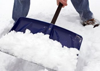 Медики не рекомендуют расчищать снег вручную