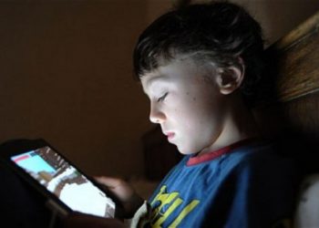 Специалисты рассказали, почему вредно успокаивать ребенка планшетом