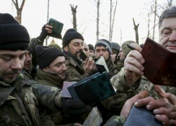 Порошенко пообещал отправить на ротацию части, выведенные из Дебальцево