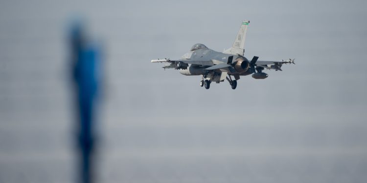 Военный самолет России перехватили над территорией Балтии