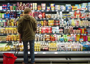 Крупнейшие российские торговые сети заморозят цены на «важные» продукты