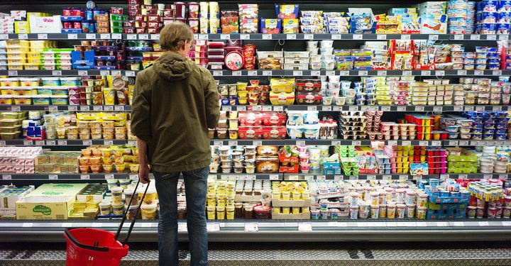 Крупнейшие российские торговые сети заморозят цены на «важные» продукты