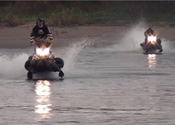 В сети появилось видео с поездкой снегоходами по воде