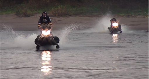 В сети появилось видео с поездкой снегоходами по воде