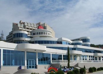 В Сочи девушка спрыгнула с крыши развлекательного центра