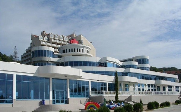 В Сочи девушка спрыгнула с крыши развлекательного центра