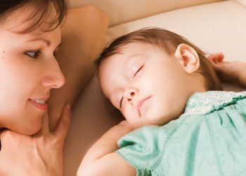 Психологи дали несколько советов, как уложить ребёнка спать