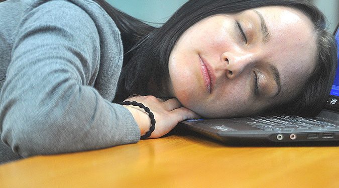 Медики: недостаток сна вредит коже