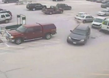 В сети появилось видео со стариком, который протаранил 9 автомобилей