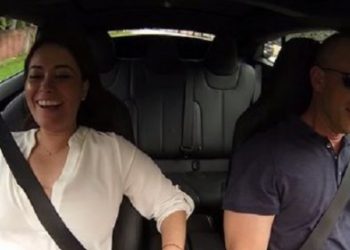 В сети появилось забавное видео с реакцией на ускорение автомобиля