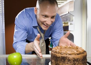 Стало известно, почему курение марихуаны повышает аппетит