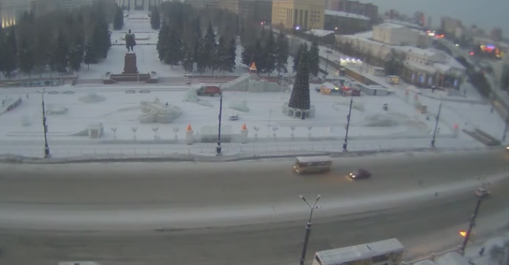 В сети появилось видео, на котором пьяные студенты угнали мусоровоз