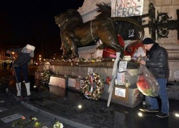В Париже вандалы осквернили мемориал в память о жертвах теракта