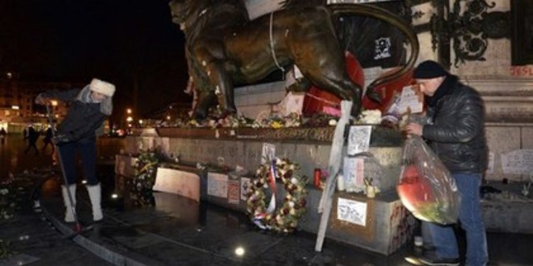 В Париже вандалы осквернили мемориал в память о жертвах теракта