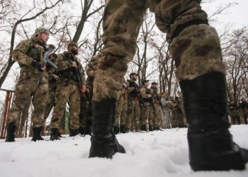 В Донецк перебросили бронегруппу военных России неславянской внешности