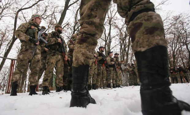 В Донецк перебросили бронегруппу военных России неславянской внешности