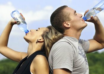 Медики объяснили, почему важно пить воду