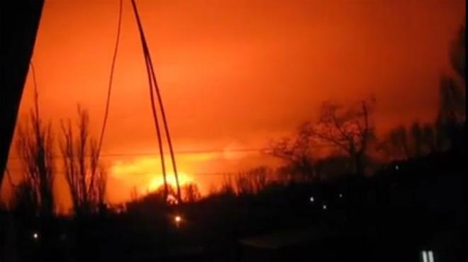 В Донецке взорвался огромный склад боеприпасов террористов, - Азов