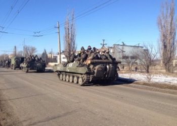Украинские бойцы выходят из Дебальцево
