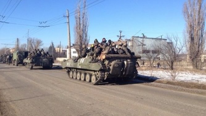 Украинские бойцы выходят из Дебальцево