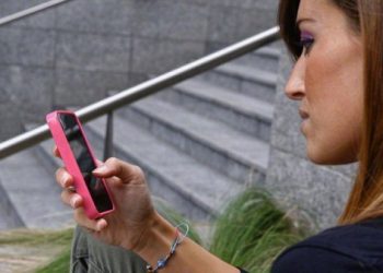 Врачи рассказали о чем свидетельствует зависимость от телефона