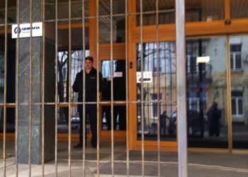 Забаррикадировавшегося в здании «Укрнефти» Коломойского охраняют 15 бойцов, - С. Лещенко