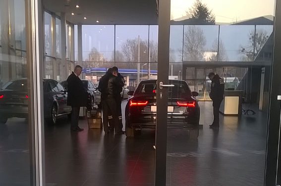 Во Львове мужчина пытался угнать выставочную Audi A-6
