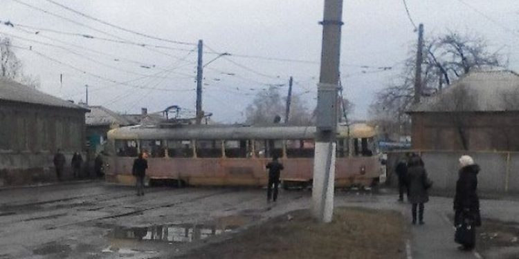 В Харькове трамвай сошел с рельсов: есть пострадавшие