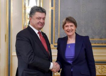 Порошенко поговорил с заместителем Генсека ООН о необходимости миротворцев на востоке Украины