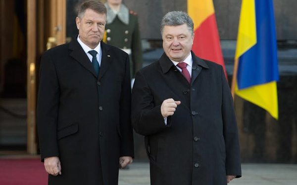 Порошенко пообещал румынскому президенту упростить пересечение границы