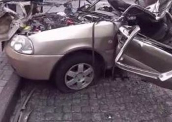 Танк ДНР раздавил машину в центре Донецка