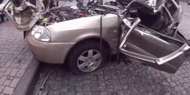 Танк ДНР раздавил машину в центре Донецка