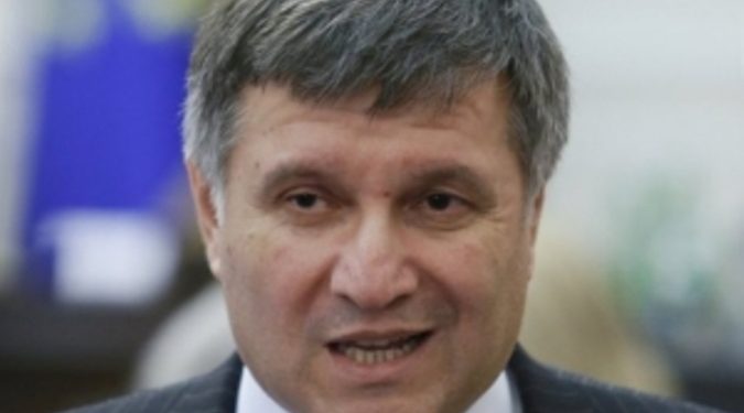Аваков: Правоохранителям разрешат стрелять на поражение