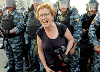 На блокпосту в Станице Луганской задержали фотографа