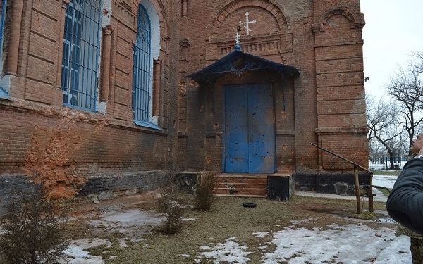 На Луганщине боевики повредили 8 церквей