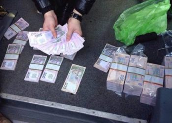 В Киевской области на взятке в 350 тысяч долларов задержано сельских чиновников