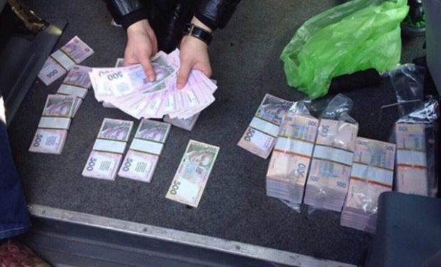 В Киевской области на взятке в 350 тысяч долларов задержано сельских чиновников